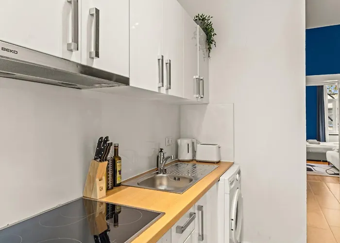 Cozy Near Metro And Shopping Street Apartamento