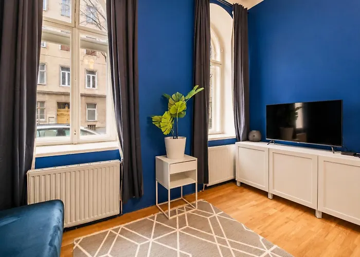 Cozy Near Metro And Shopping Street