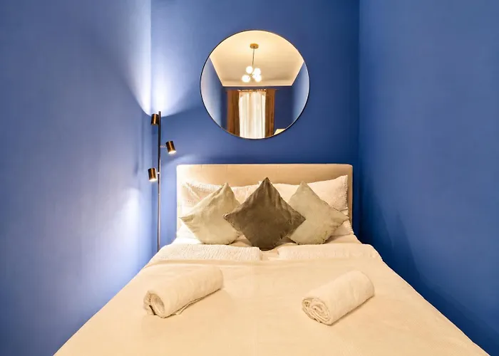 Cozy Near Metro And Shopping Street